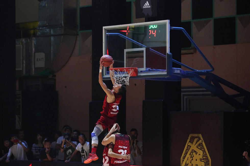 组图:哈登中国行广州站 扣篮大赛打分不亦乐乎