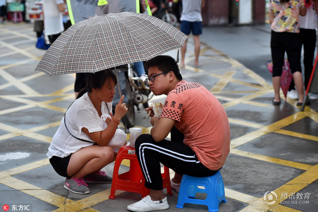组图:毛坦厂迎新一轮高考生 最小陪读娃抢镜