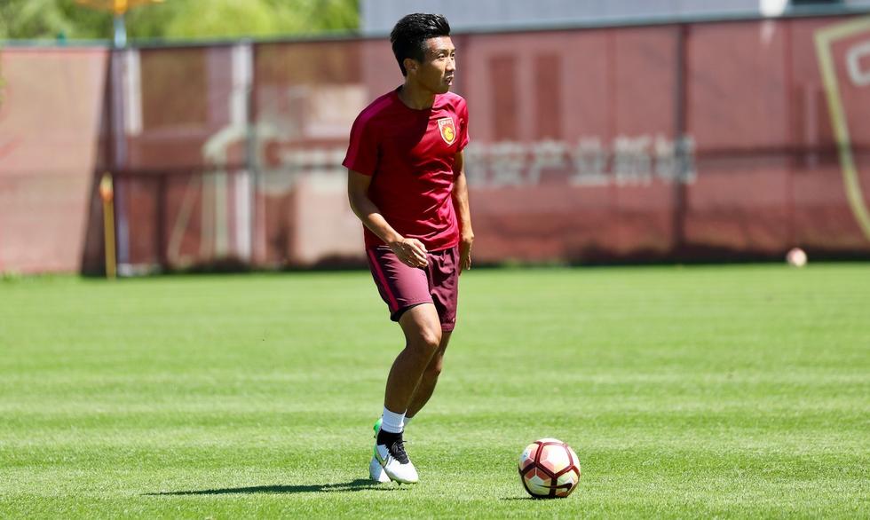 杜文洋后场拿球组织进攻.