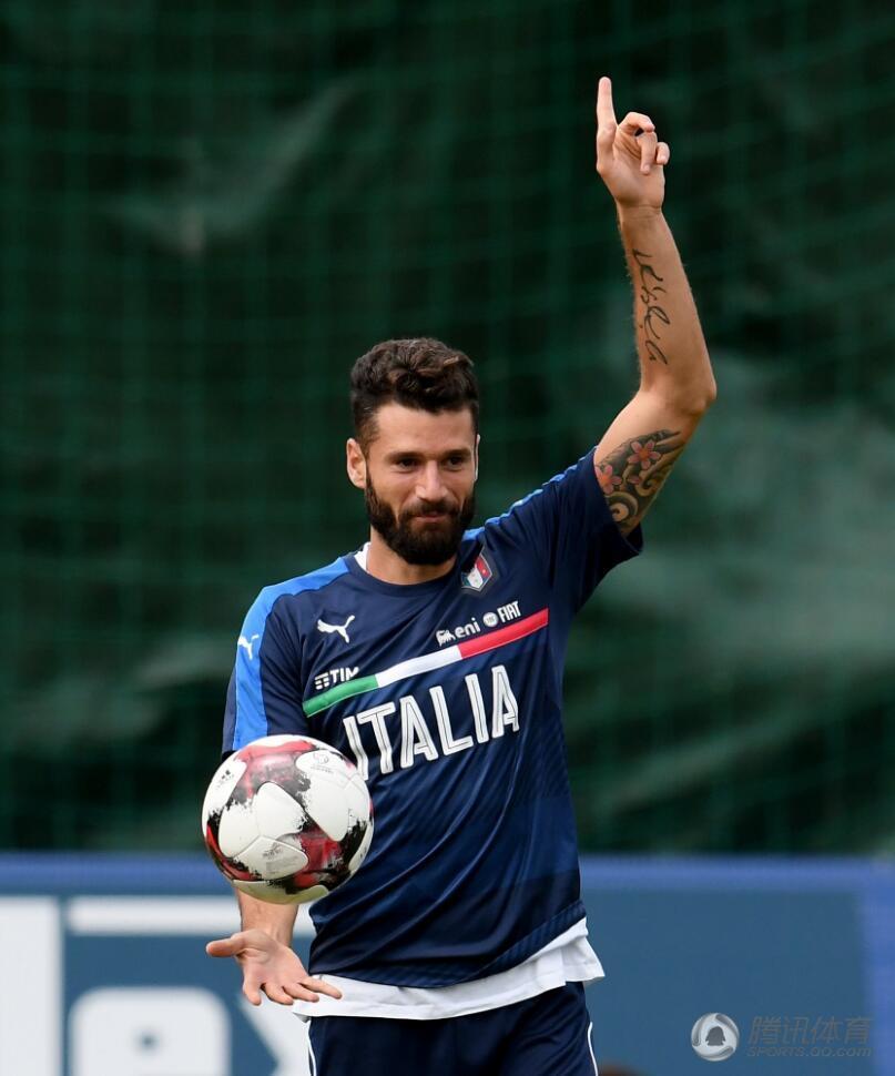 组图:意大利男模队踩场似走秀 主帅暗中观察