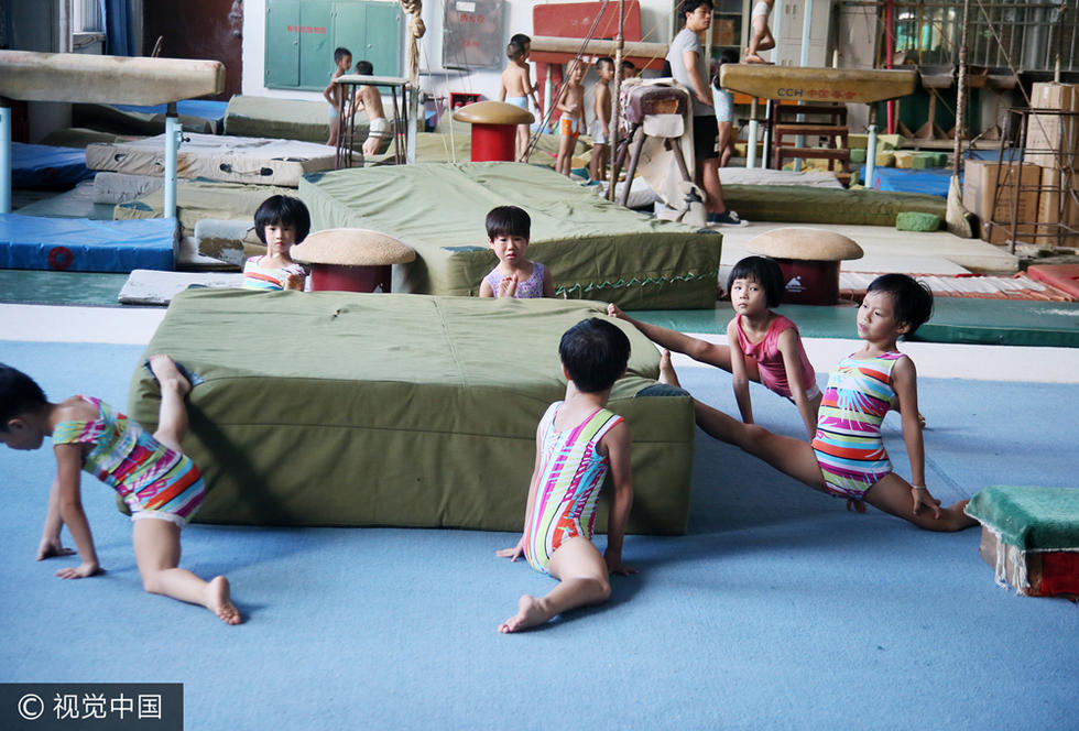 高清:4岁娃苦练压筋!业余体校孩子的明星梦