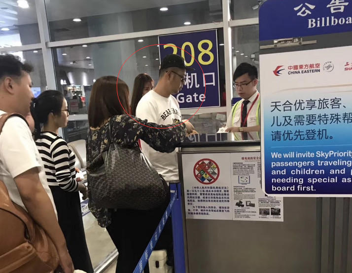 图为杜海涛沈梦辰机场检票画面.