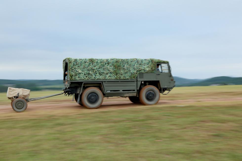 107火箭炮亮相炮兵部队全天候打击场面震撼