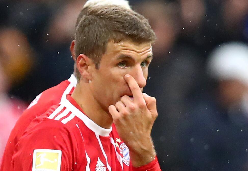 高清:莱万穆勒撞胸庆祝 罗本场下拥抱里贝里