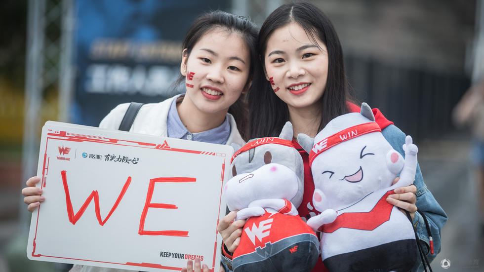 高清:s7靓丽风景线!女粉丝举牌"表白"we