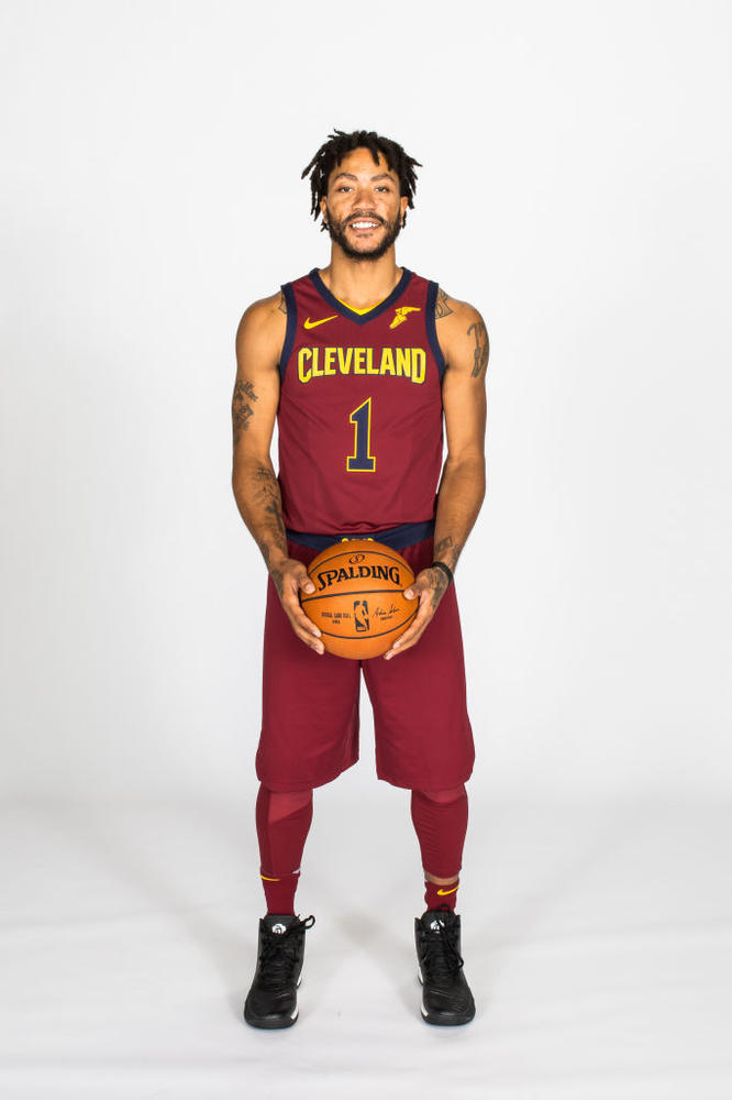 组图:骑士新赛季定妆照 詹皇领衔19人大名单