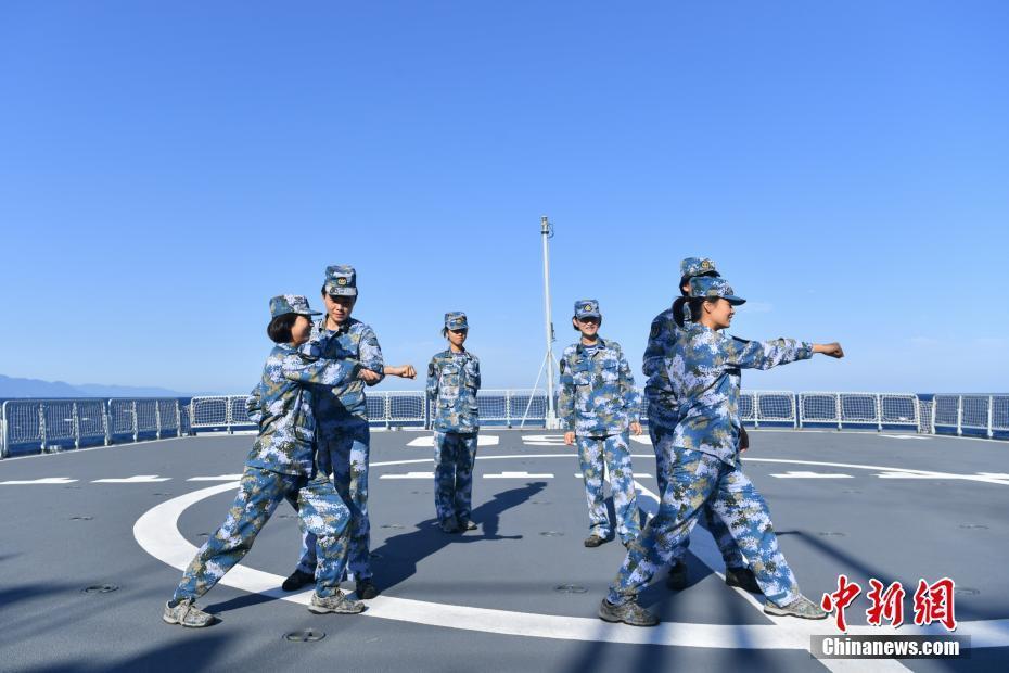 中国海军补给舰女兵的海上生活