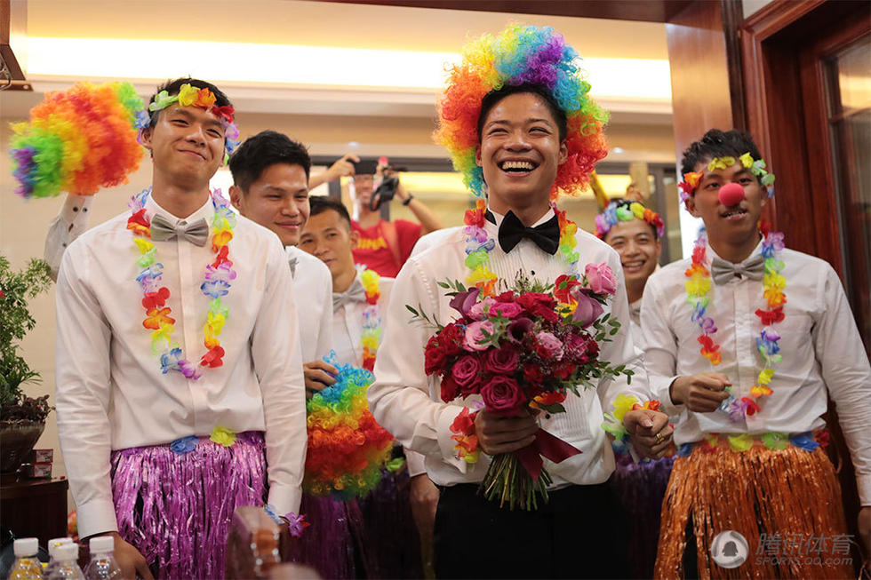 组图指压板草裙舞苏炳添兄弟团接受多重考验