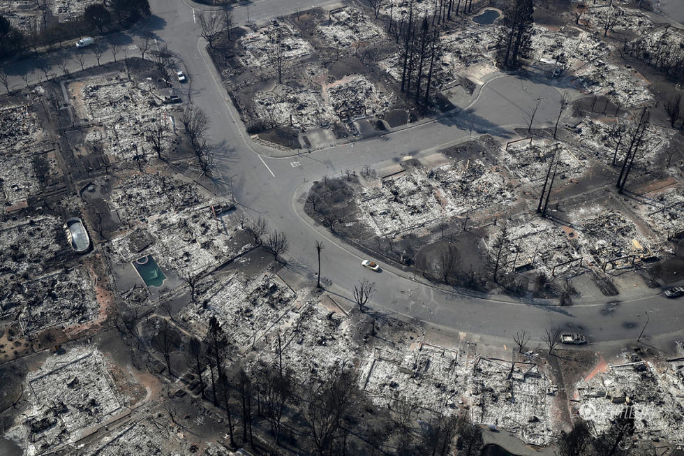 美国加州山火已致21人死亡 过火地带只剩瓦砾