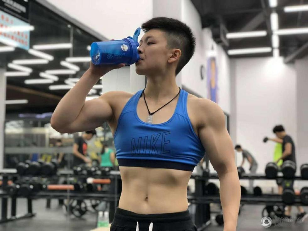 成都体院最帅教练爆红网络竟是95后妹子图