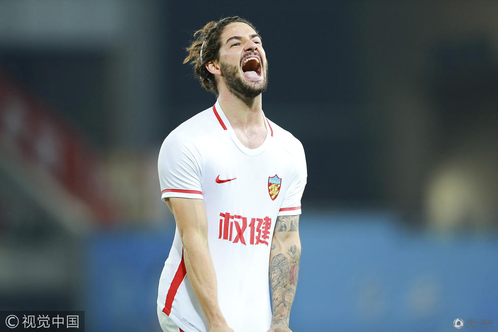 高清:权健逆转河北帕托怒吼庆祝 丢点球捂脸