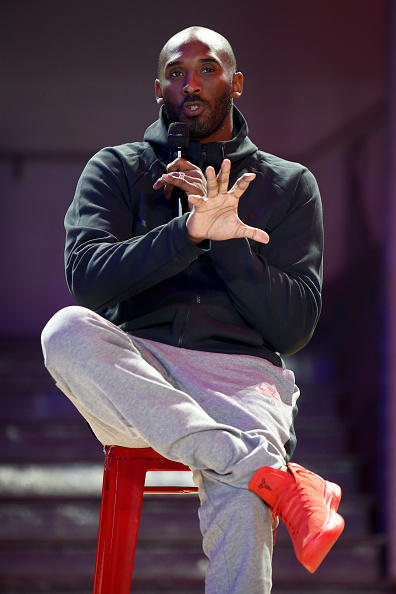 组图:科比现身巴黎出席活动 帅气登场身材健硕