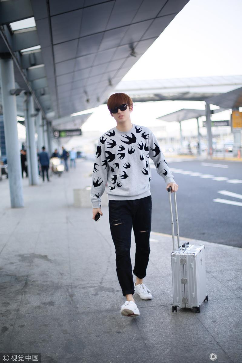 董力穿燕子服秀长腿与虹桥一姐大玩自拍图