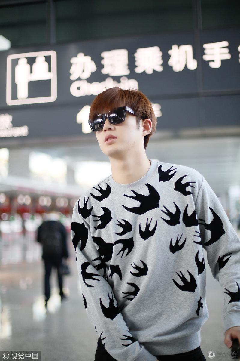 董力穿燕子服秀长腿 与虹桥一姐大玩自拍(图)