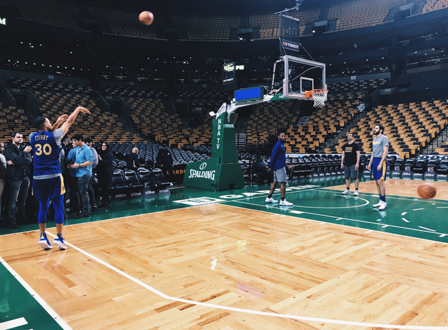 组图:勇士抵达北岸花园球馆 库里投篮找手感_体育_腾讯网