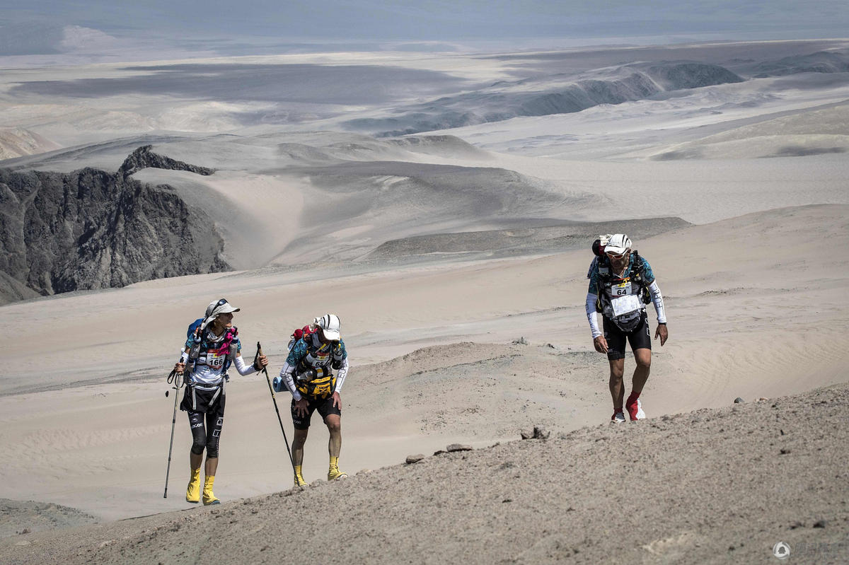组图秘鲁马拉松太艰苦运动员徒步穿越荒漠