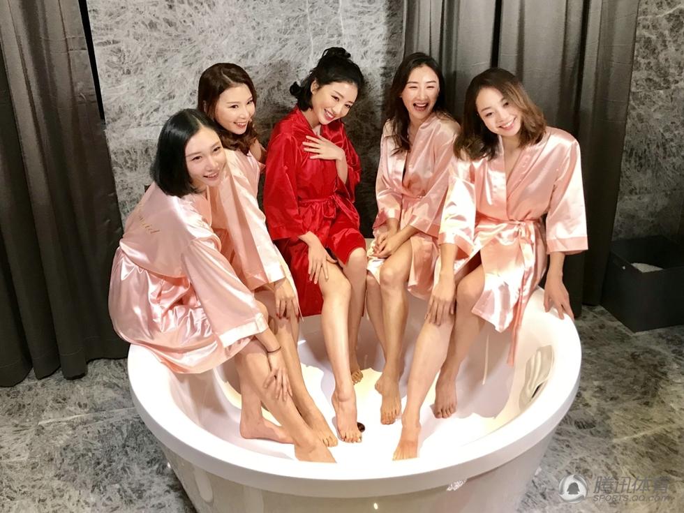 堪比维密大片邹凯娇妻与伴娘团浴缸比美腿