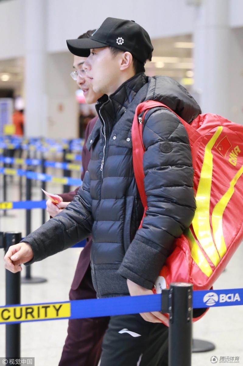 马龙全黑look现身机场 频频回头超宠粉丝