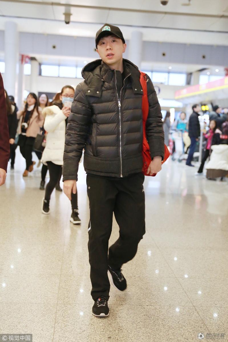 马龙全黑look现身机场 频频回头超宠粉丝