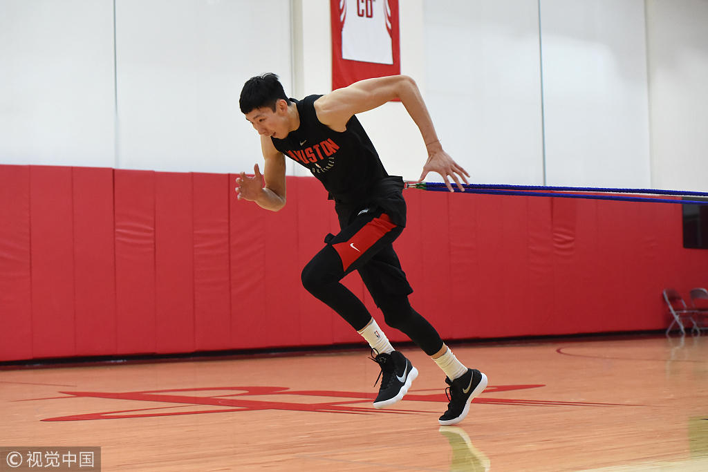 组图:周琦恢复训练情况乐观 苦练远投 冲刺跑