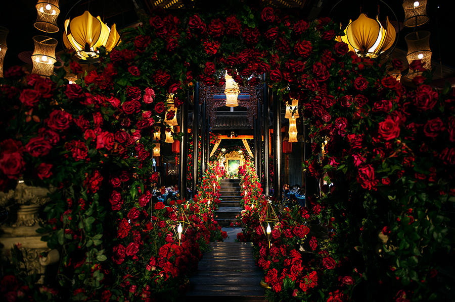 红金复古婚礼 成都新人用上千朵红玫瑰铺满现场