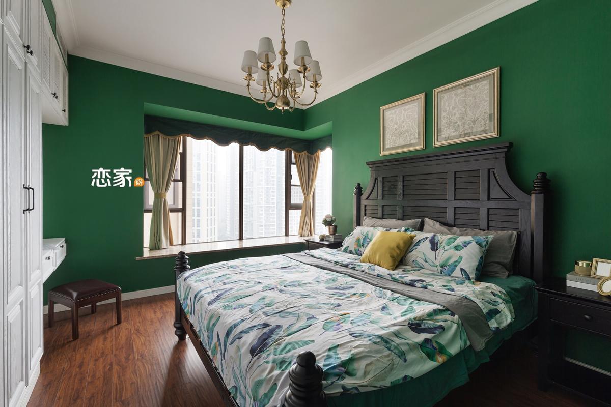 她家卧室采用绿色墙面营造复古英伦风