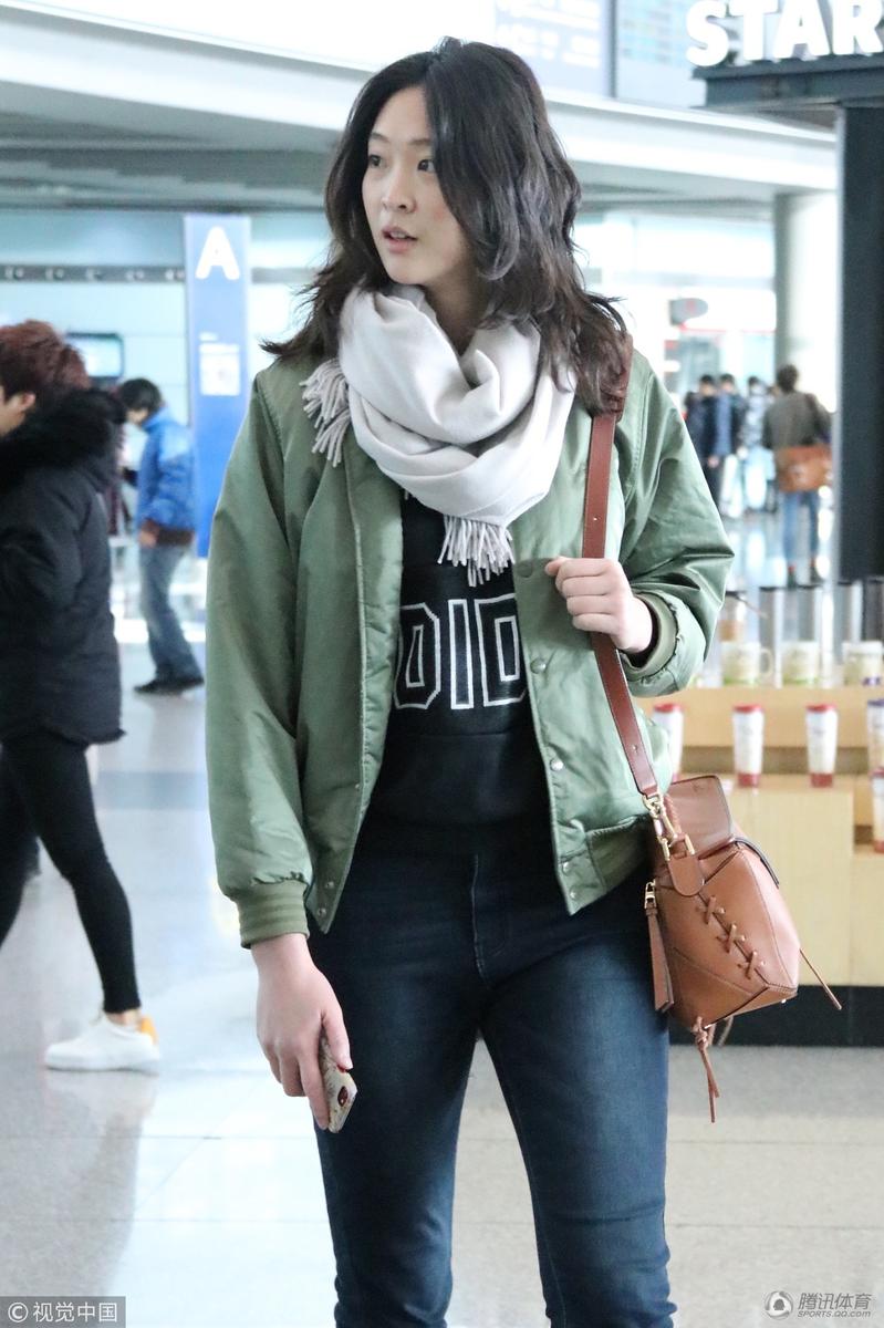 高清:惠若琪现身机场 穿墨绿外套甜笑可人
