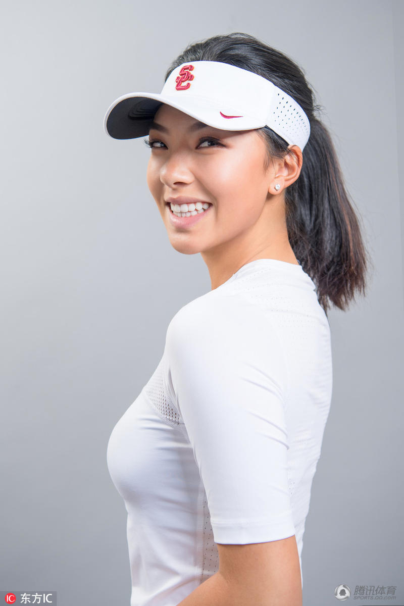 高尔夫美女灿烂微笑 何沐妮古铜色皮肤赛明星