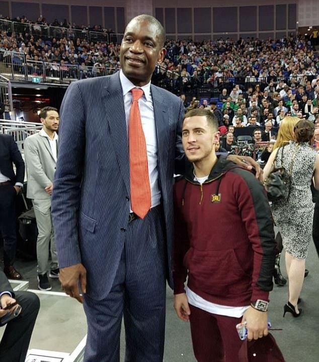 而穆大叔和阿扎尔还上演一出最萌身高差合影.