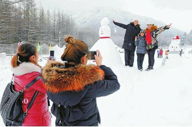 四川多地迎大雪游客慕名前往看雪图