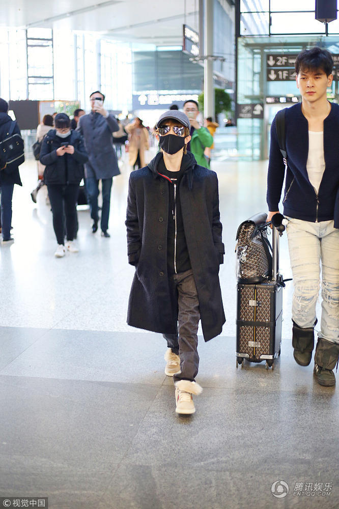 郭敬明穿长款大衣出行 与高大助理形成最萌身高差
