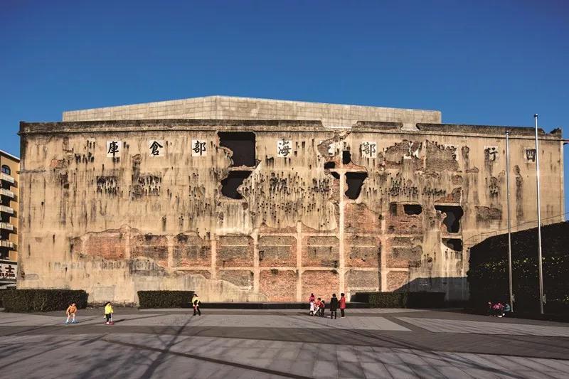 四行仓库  /    隐藏 查看图注