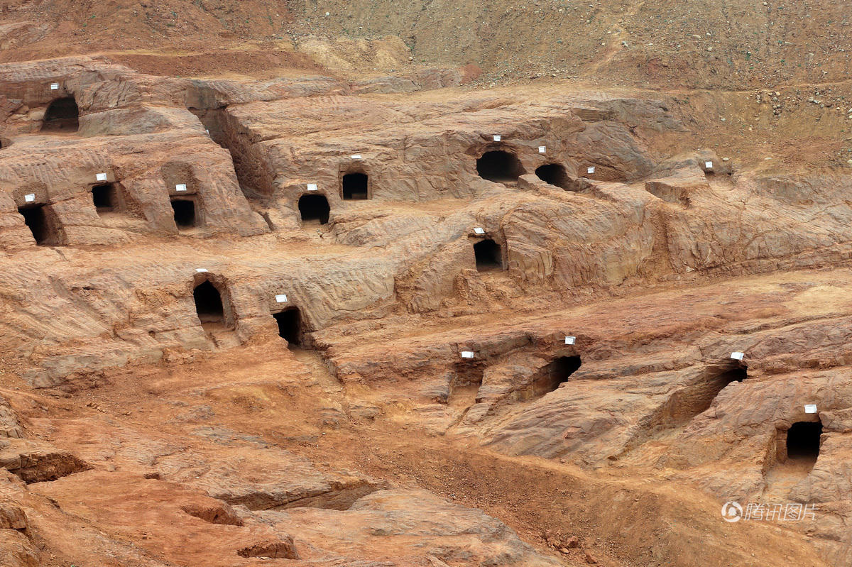 成都江边现200多座崖墓 出土异域面孔青铜像_新闻_腾讯网