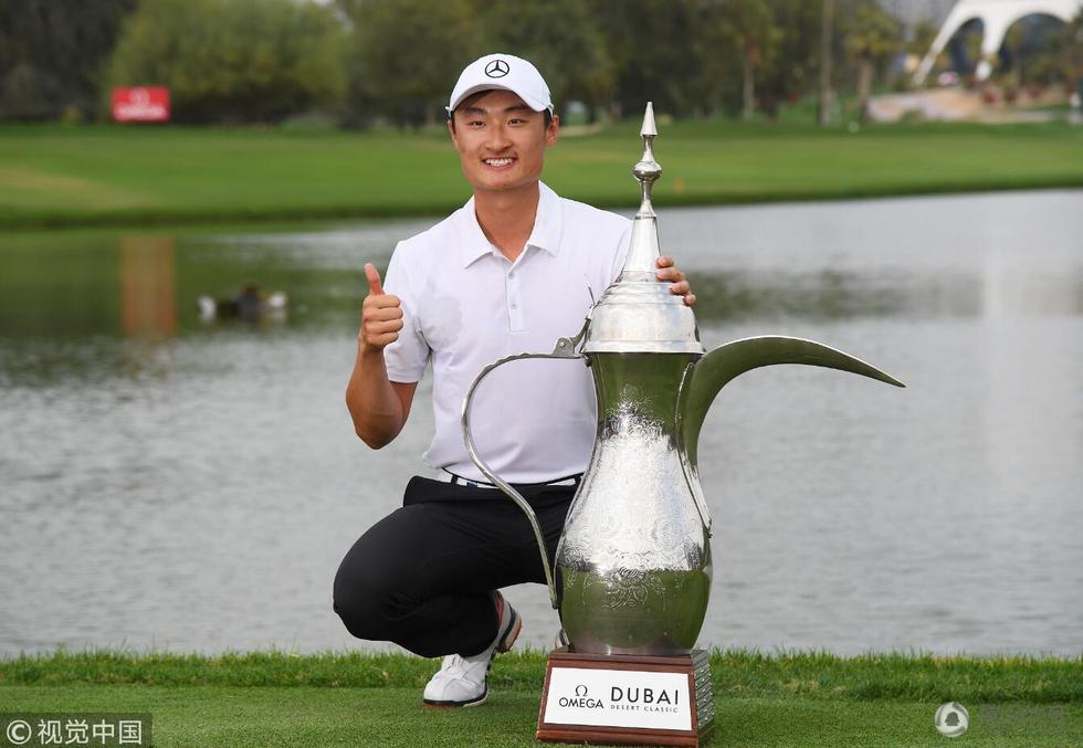 高清李昊桐欧巡赛捧杯竖大拇指麦克罗伊祝贺