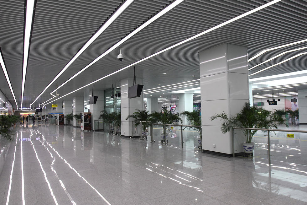 全国第一大的地下车站,占地220亩,投资40亿设有36个出入口