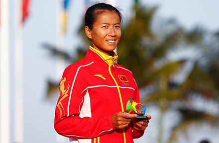 女子竞走20公里颁奖 刘虹登最高领奖台