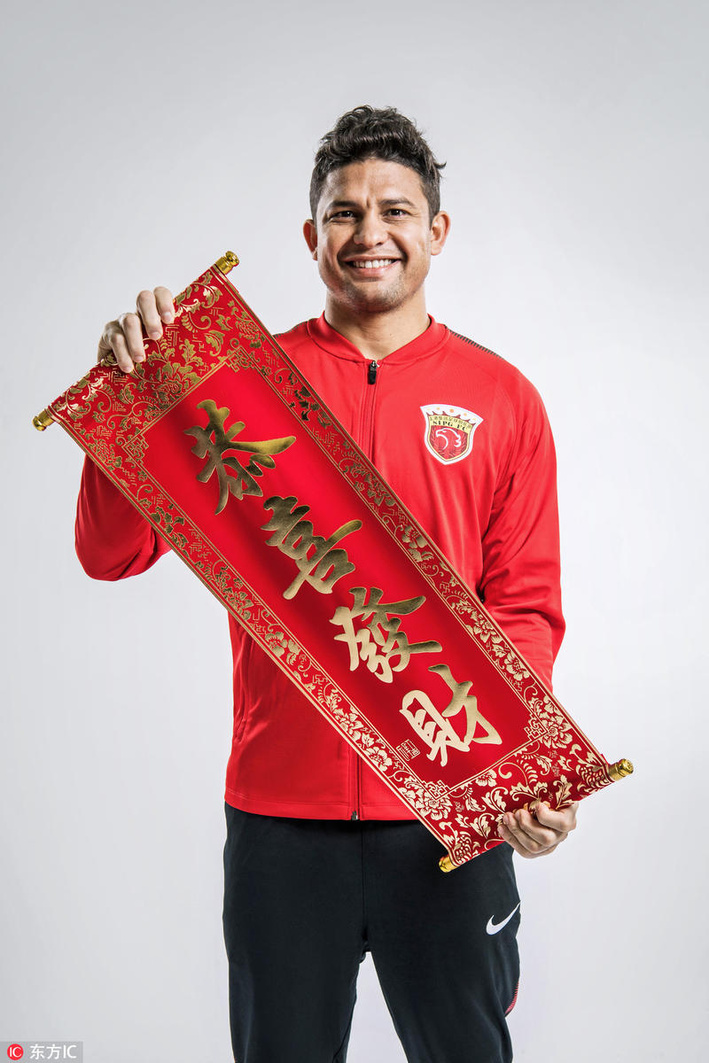 高清:上港众将拍写真拜年 呆萌帅气造型齐聚