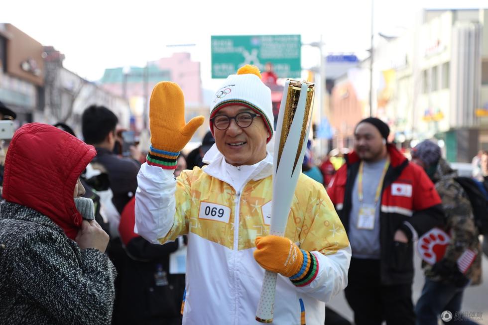 高清:成龙平昌冬奥火炬传递 人气满满受夹道欢迎