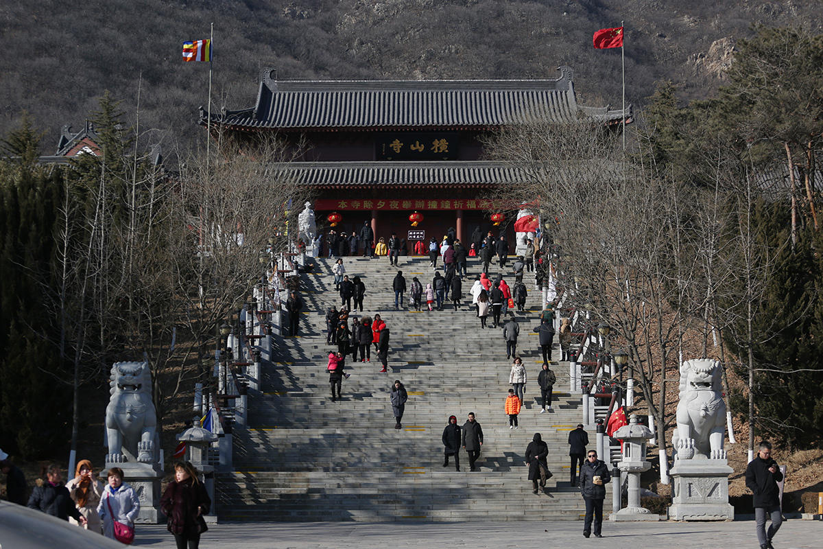 大年初一市民橫山寺上香祈福堵車3小時