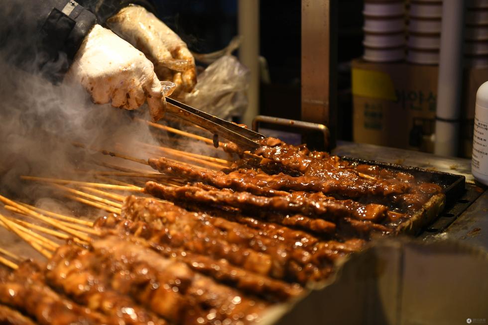 高清:看着就想吃 平昌小吃摊各色美食让人流口水