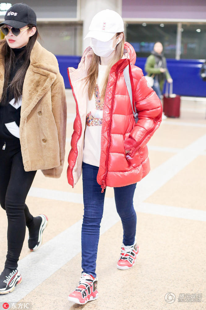 李小璐口罩遮面成无脸人 一路闷头猛走