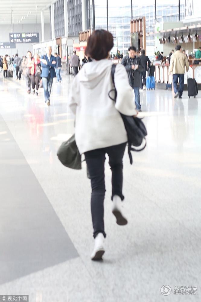 奔跑吧唐晶袁泉机场狂奔赶时间背影帅到模糊
