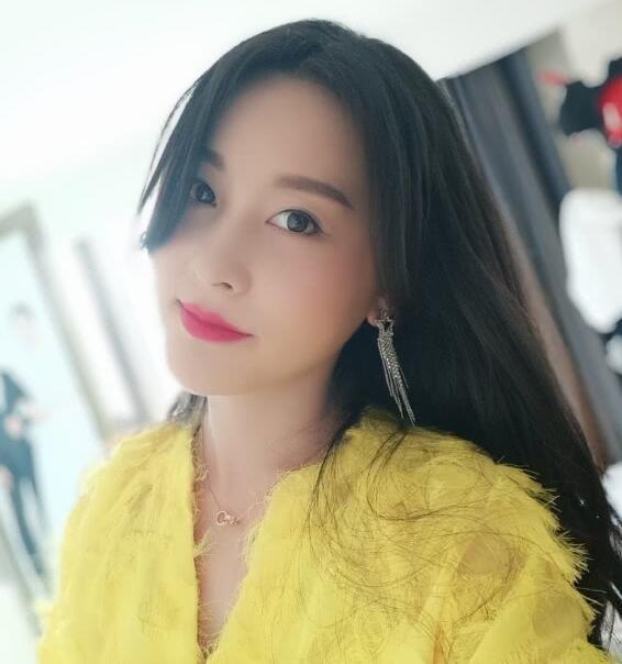 小兵张嘎的老婆发自拍 肤白貌美气质出众