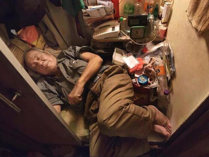 香港底层人的"棺材房":居住环境让人发疯