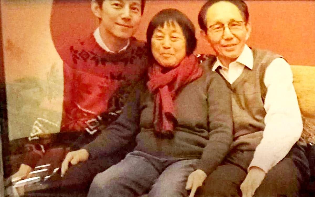 何炅一家四口合照罕见曝光 与哥哥外貌神似