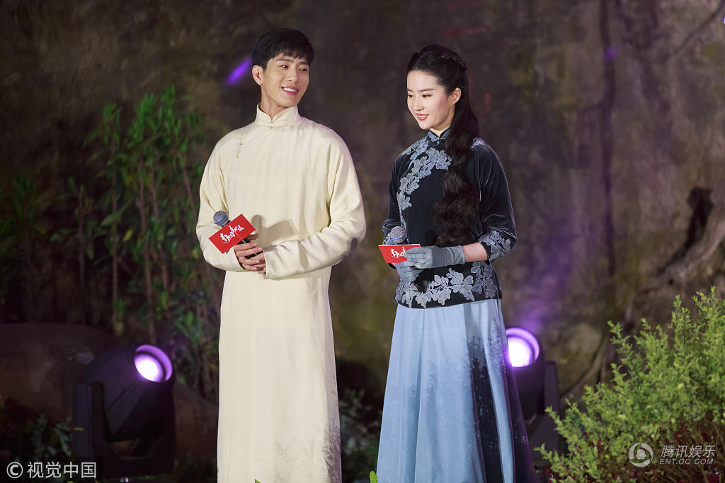 刘亦菲民国装韵味足下巴圆润 与井柏然甜笑对视