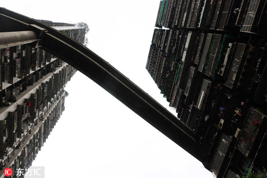 重庆"空中走廊"绕楼而过似丝带 仅一根水泥墩支撑