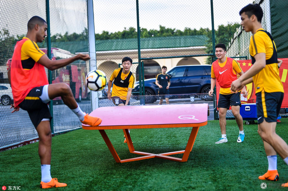 高清:恒大备战阿兰玩乒乓足球 郑智梅方卖力
