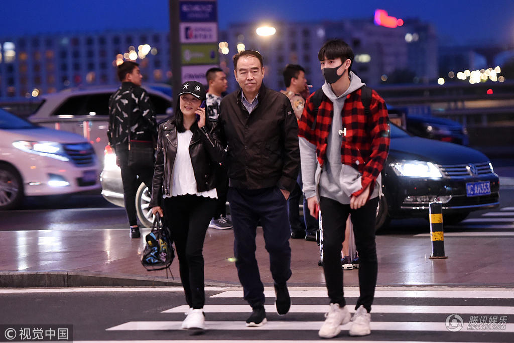 陈凯歌一家三口机场谈笑温馨有爱 陈飞宇搂妈妈相视而笑