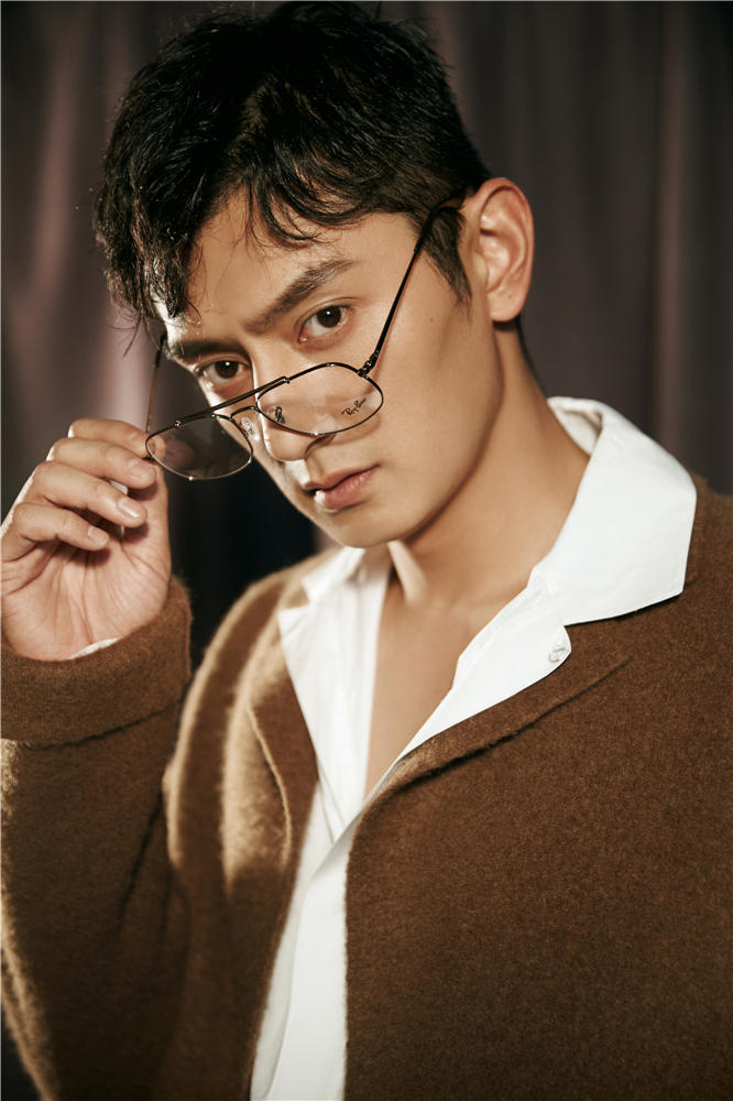 梁大维文艺写真上线古典清逸雕塑感极强